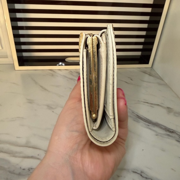 Louis Vuitton Cream Butter Yellow Monogram Vernis Kisslock Wallet - Picture 6 of 9